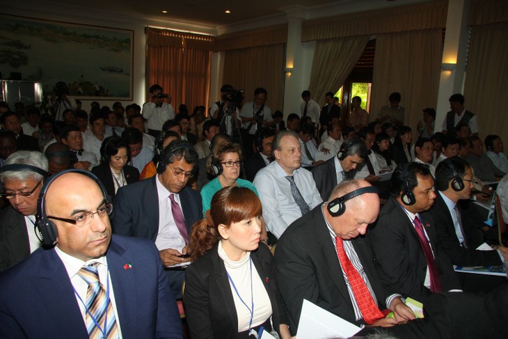 การพบปะสังสรรค์ระหว่างท้องถิ่นกับคณะทูตานุทูต - ảnh 1